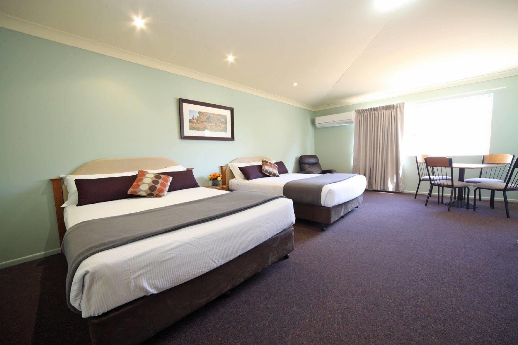 Emerald Explorers Inn מראה חיצוני תמונה