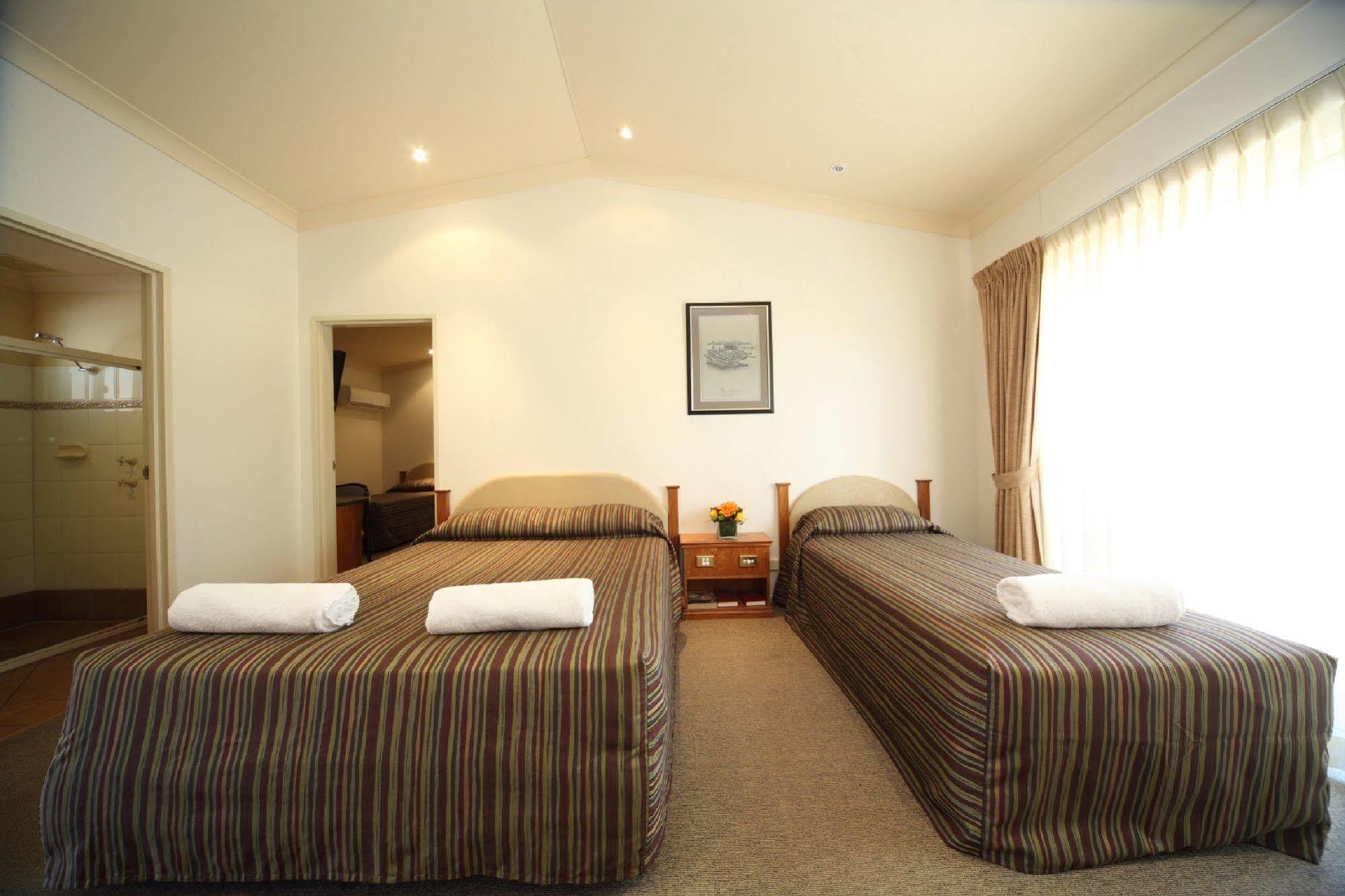 Emerald Explorers Inn מראה חיצוני תמונה